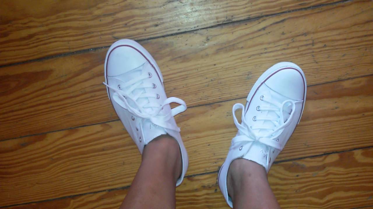boy sockless in chucks