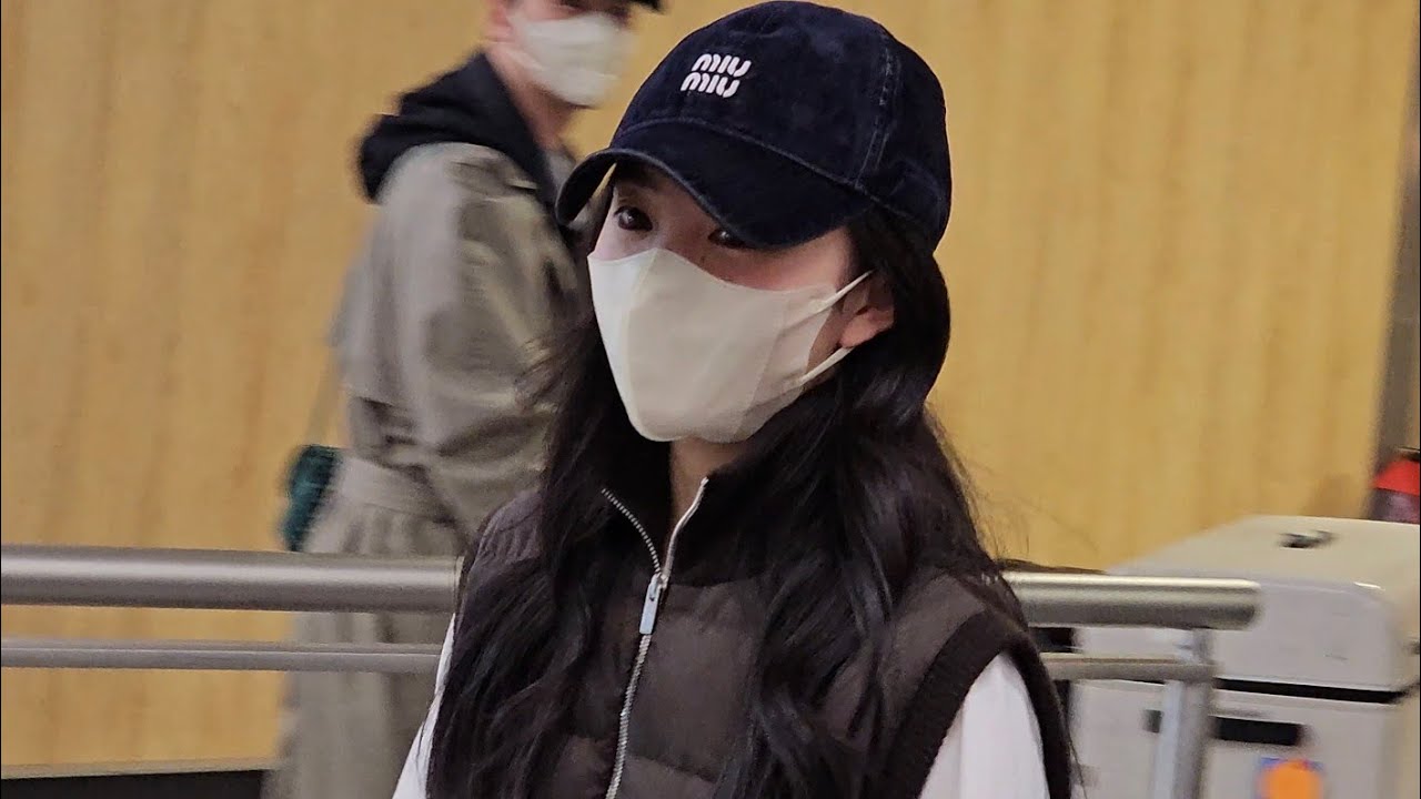 Zhang Ruonan 章若楠 arrival @ Charles de Gaulle Airport in Paris for the Paris Fashion Week