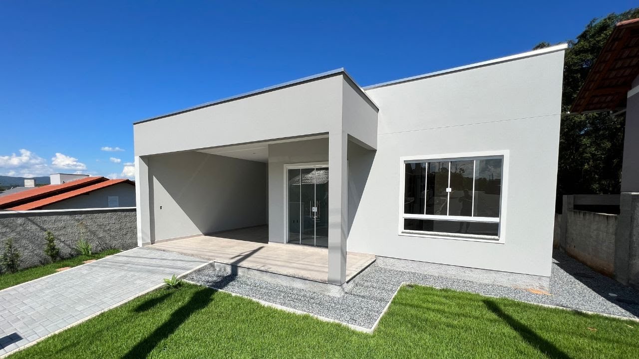 CASA PLATIBANDA TÉRREA COM GARAGEM COBERTA DE 3 QUARTOS, SENDO 1 SUÍTE COM 108M² EM TERRENO ÚNICO