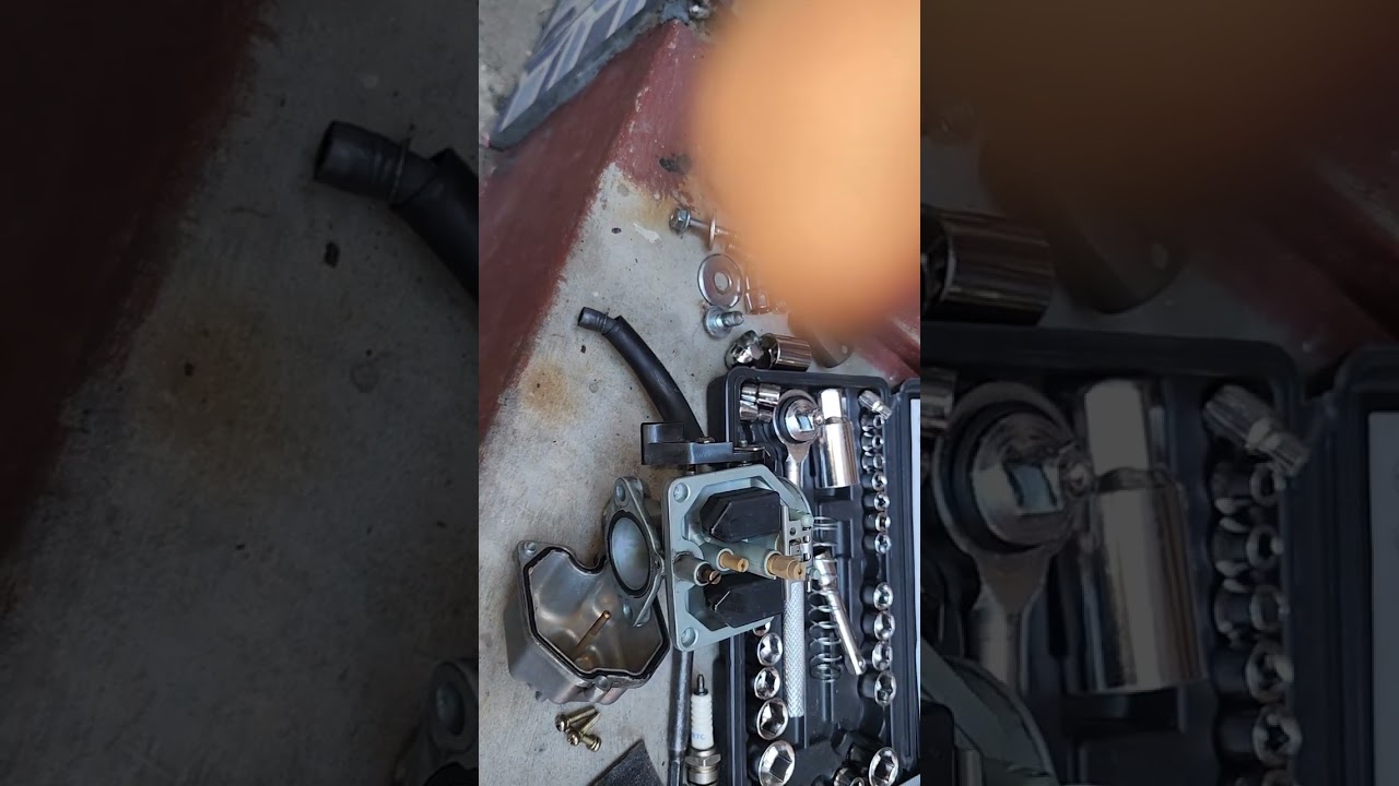 Asiendole una linpieza un carvurador de una moto freedon 150