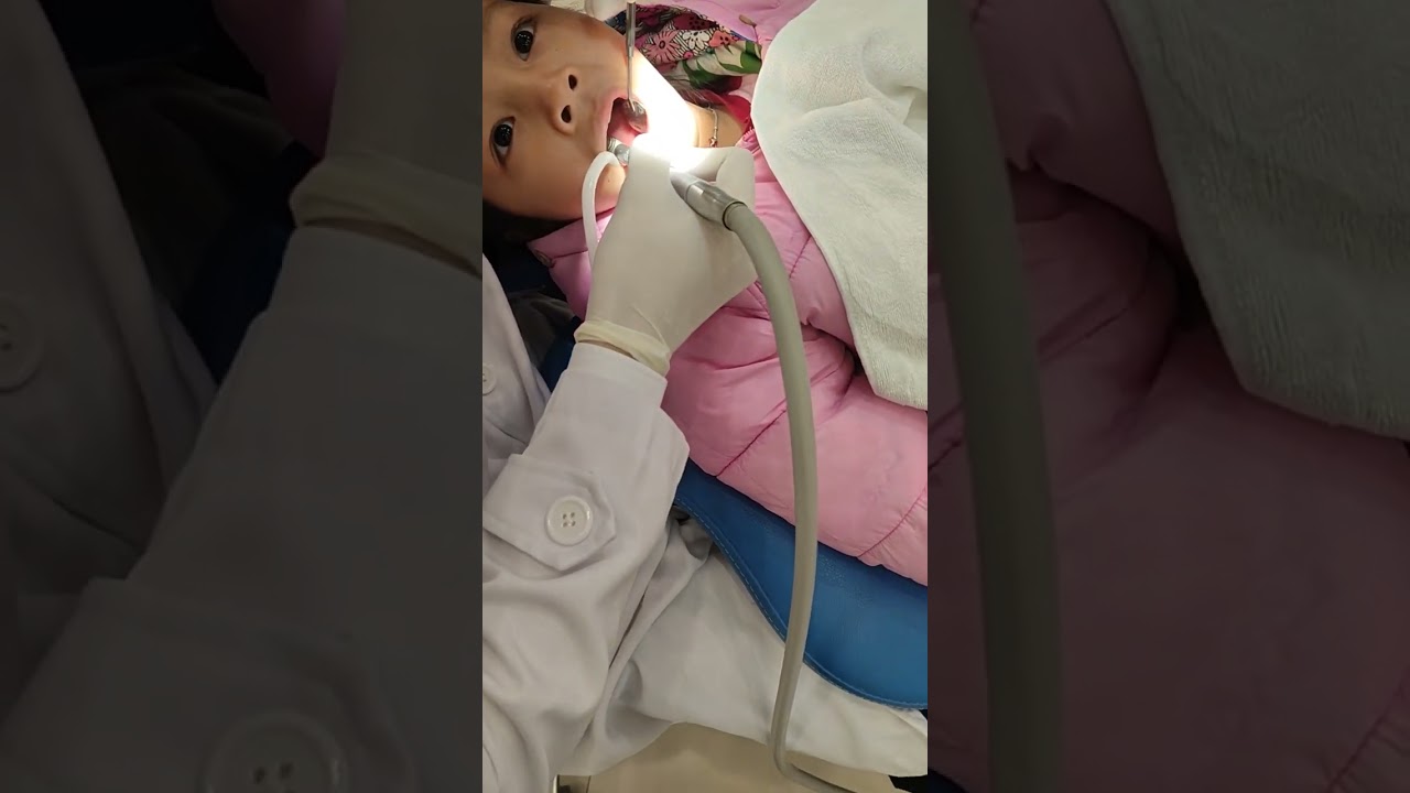 Em Gạo đi hàn răng sâu