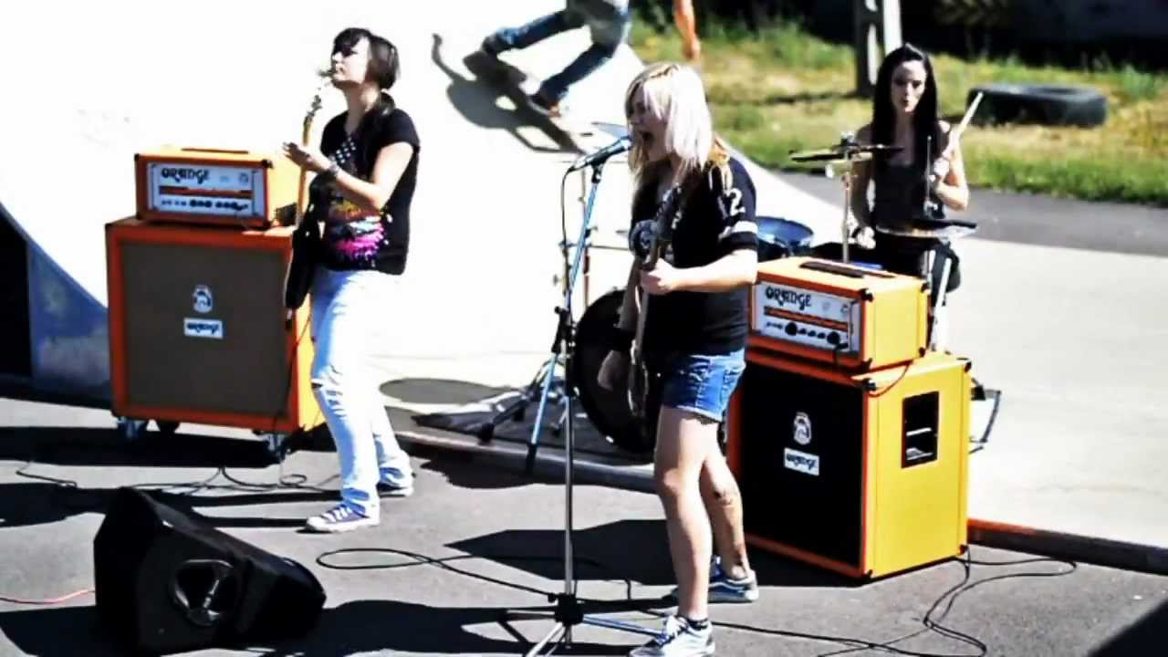 DOROTHY - Fejjel lefelé (official)