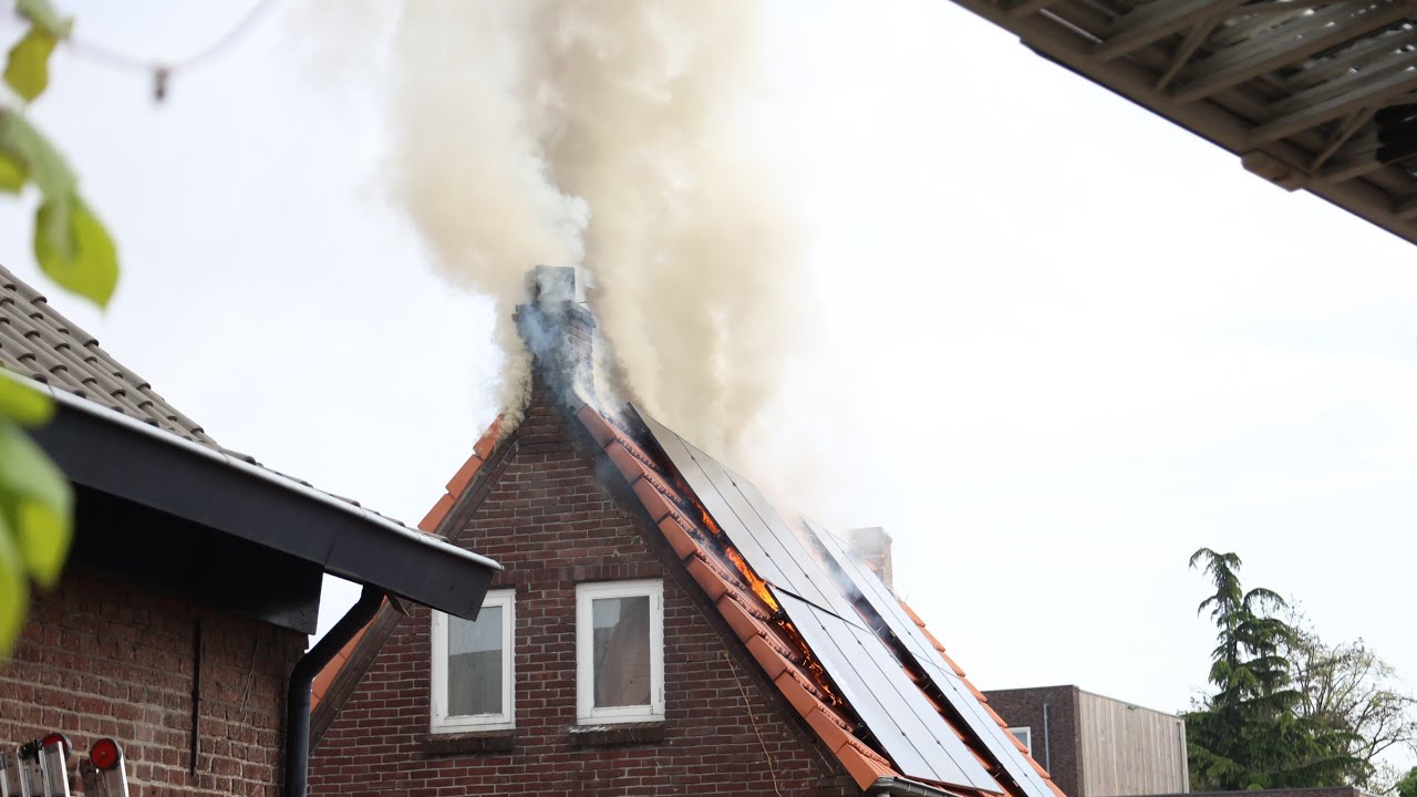 Uitslaande brand in woning met zonnepanelen in Uden
