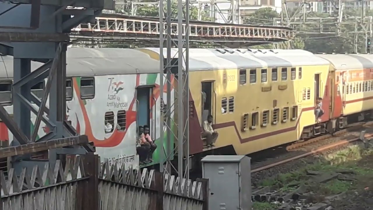 Train No 09024 Valsad Mumbai Central Express Passing through Malad Station