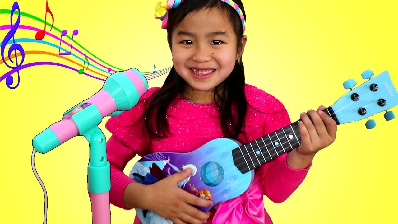 Jannie Toca la Guitarra de Juguete de Disney Frozen y Forma Una Banda Kids Music Pretend Play