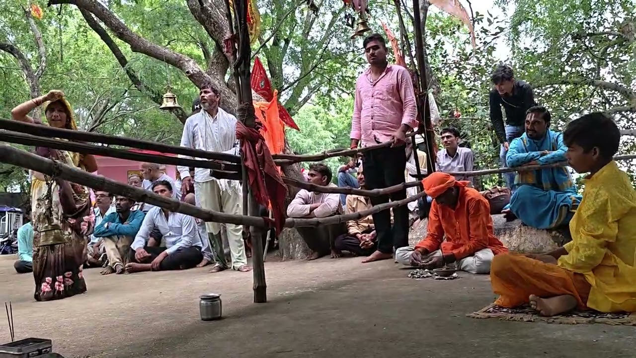 जिला छतरपुर ग्राम कैंडी से 2 किलोमीटर दूरी पर अजय पाल सरकार की कृपा दरबार चल रहा है