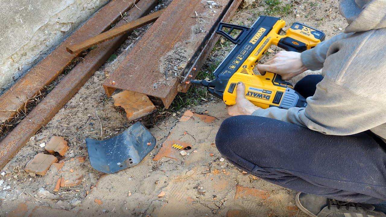 Osadzak Gwoździarka do betonu DeWALT DCN890P2 Wypożyczalnia Mińsk Mazowiecki Test gwoździ