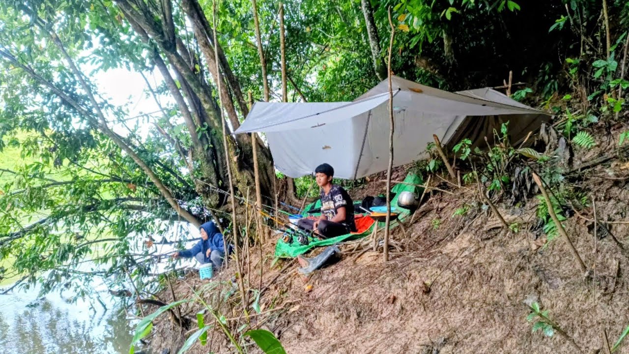 Camp fishing berdua bersama mama!!! menikmati hasil masakan sederhana dan ditemani rintik hujan 