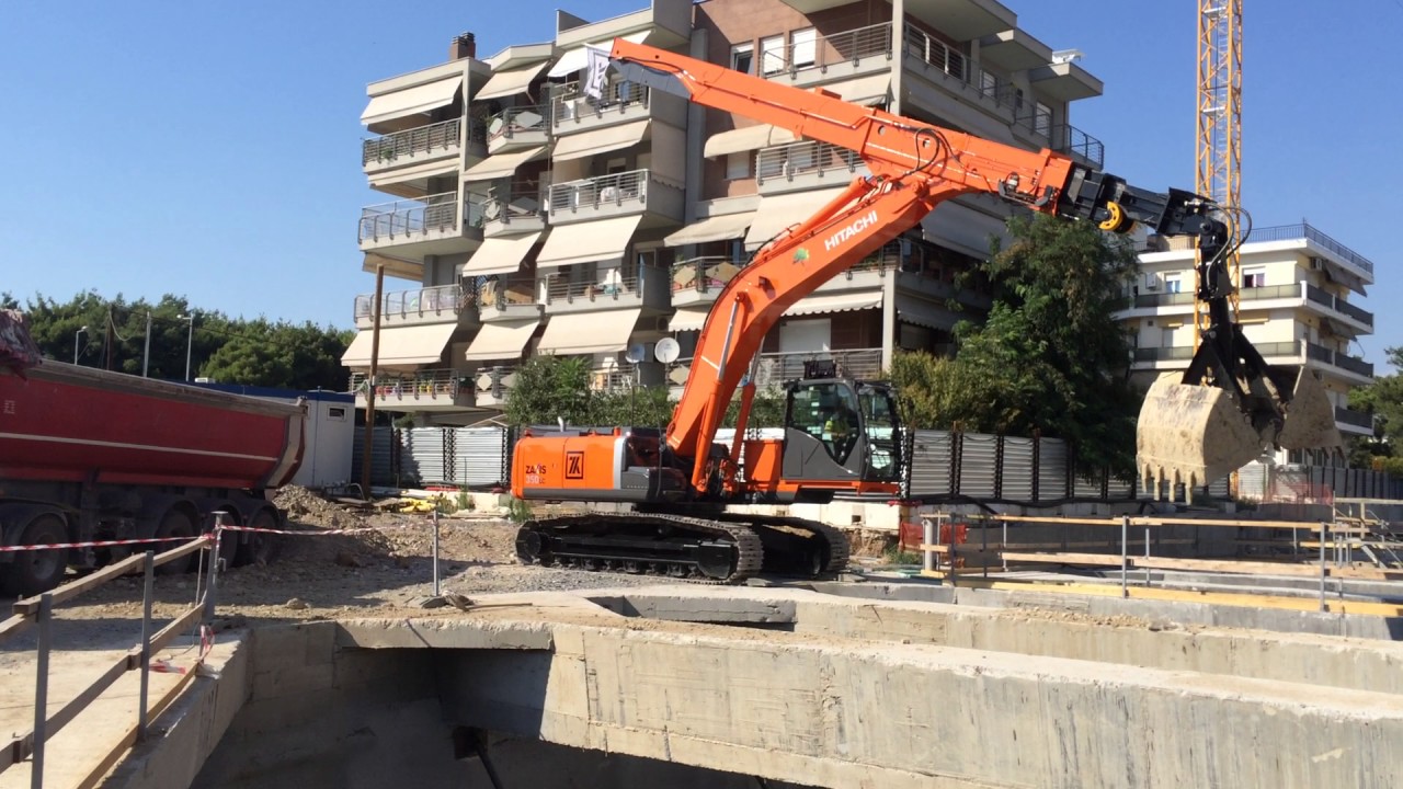 Hitachi Zaxis 350 Excavator With Telescopic Arm Works At 25 Meters Depth
