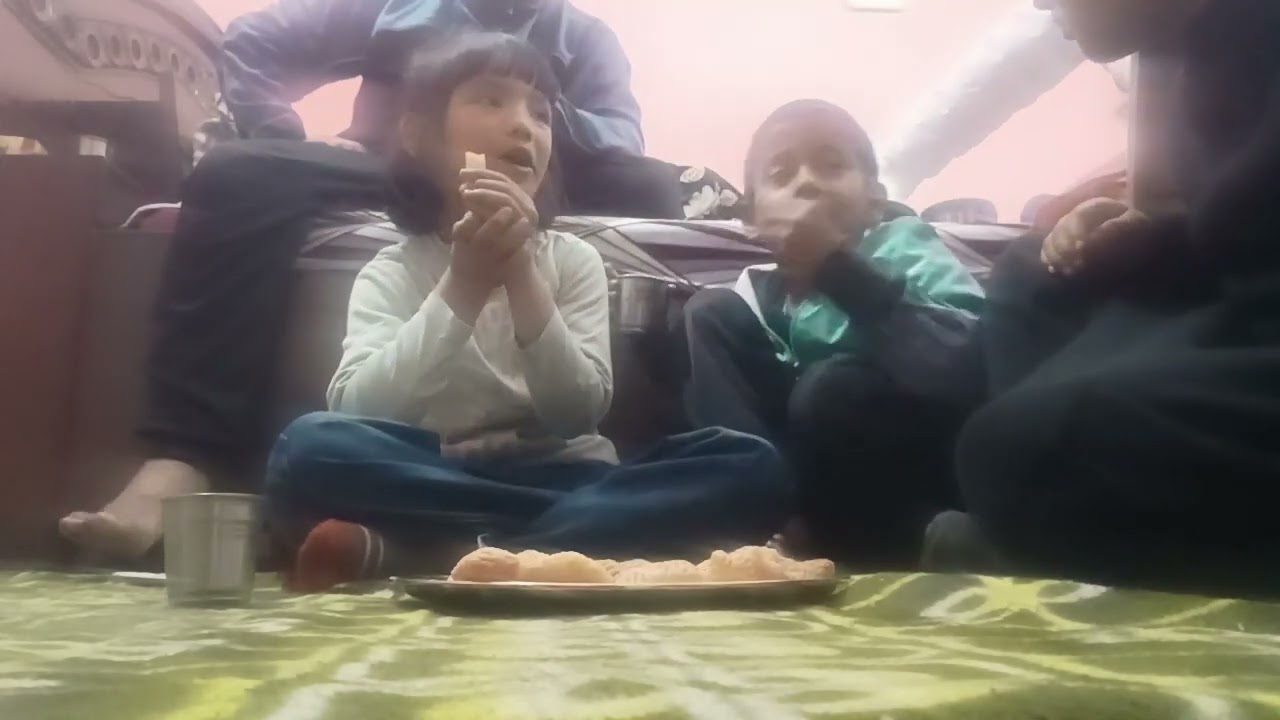 आज नन्हे मुन्ने बच्चे दलूण खाने ❤️❤️😘😘😀😀