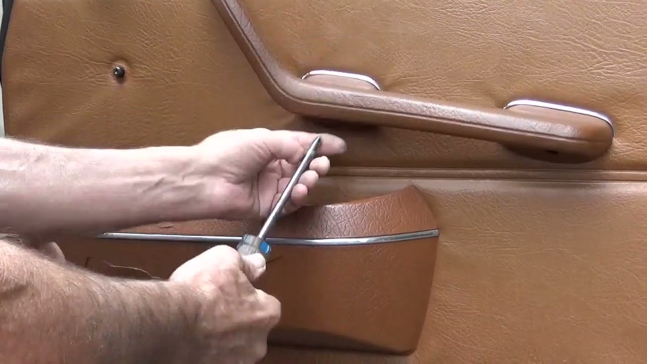 Обслуживание дверей Mercedes-Benz W114, часть 2: снятие дверной панели/регулятора
