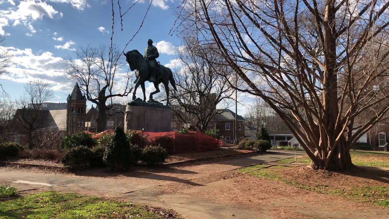 The Statue of Robert Edward Lee - by Henry Shrady and Leo Lentelli in Chralottesville, Virginia