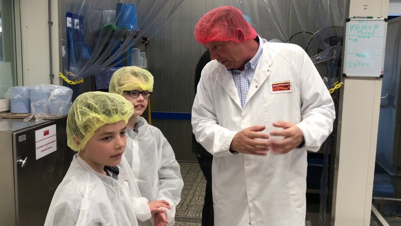 Thijs en Niek bezoeken een fabrieksbakkerij