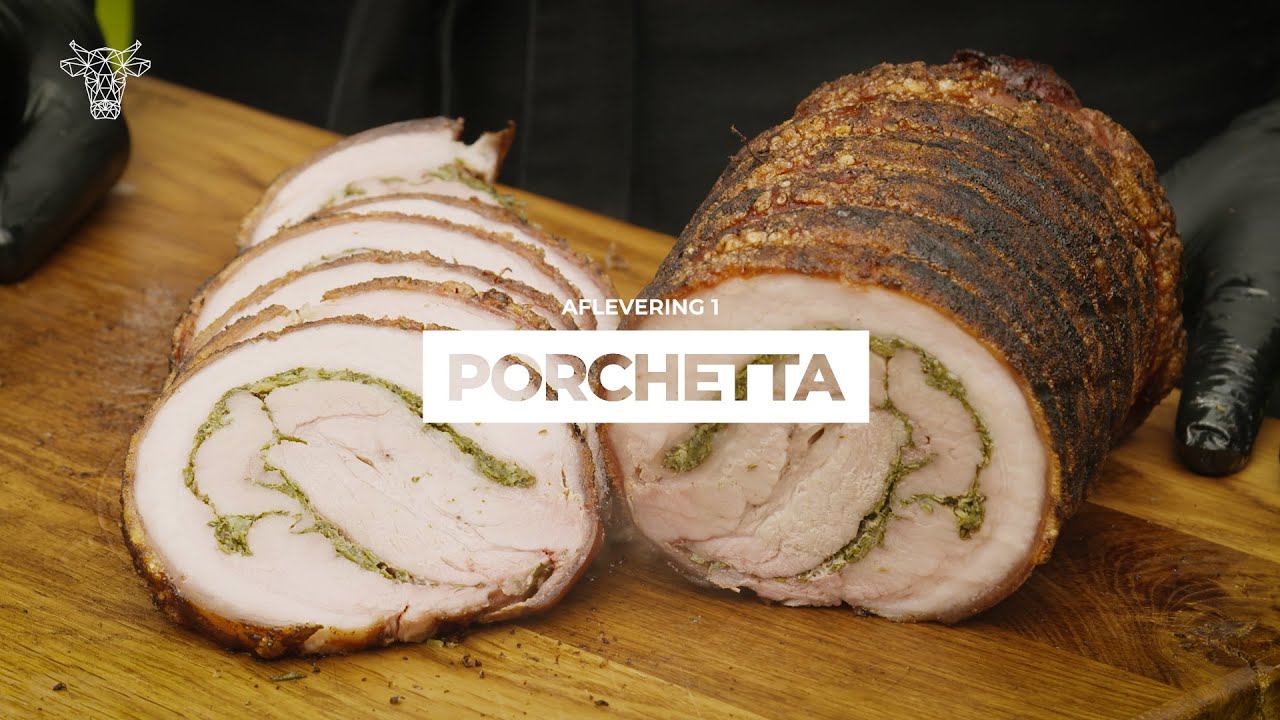 Traditionele Porchetta op de kamado met zwoerd geknoopt door de slager.