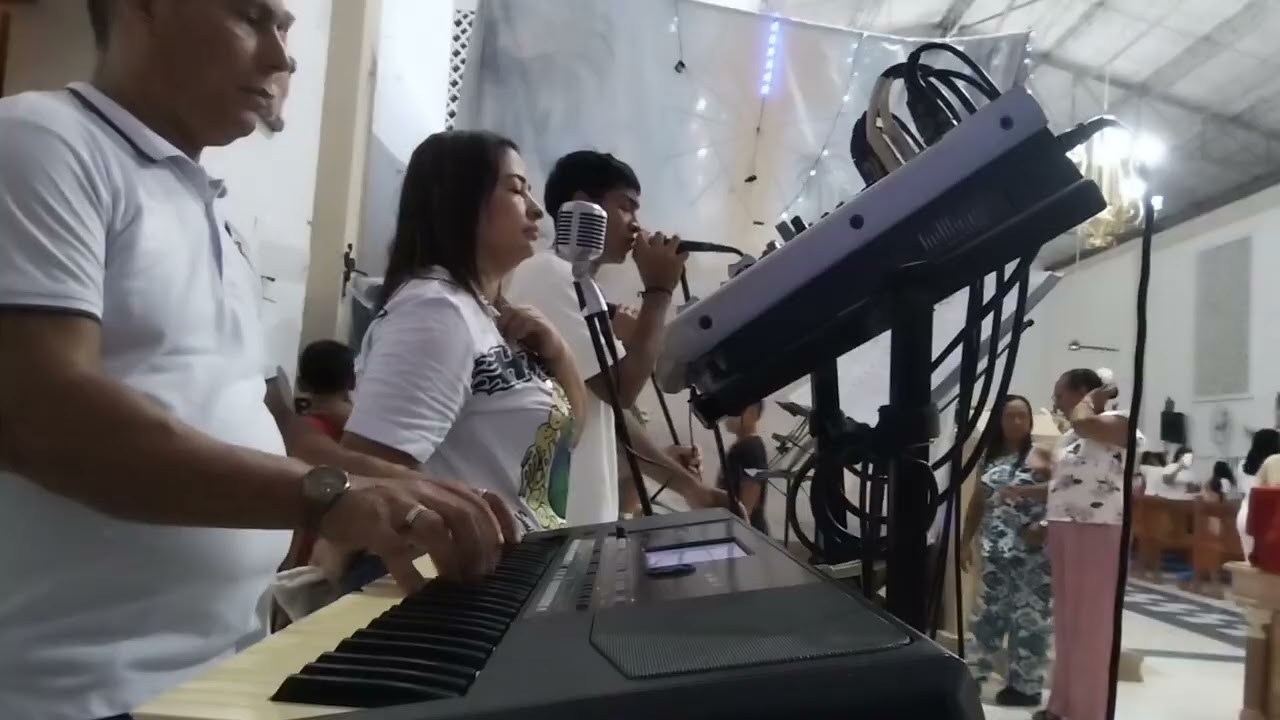 Digamos si y con  nuestra madre querida la virgen María alabamos y servimos a Dios padre celestial 
