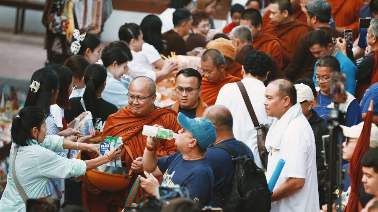 Live หลวงตาสินทรัพย์บิณฑบาต เมืองโบราณ 30/1/69