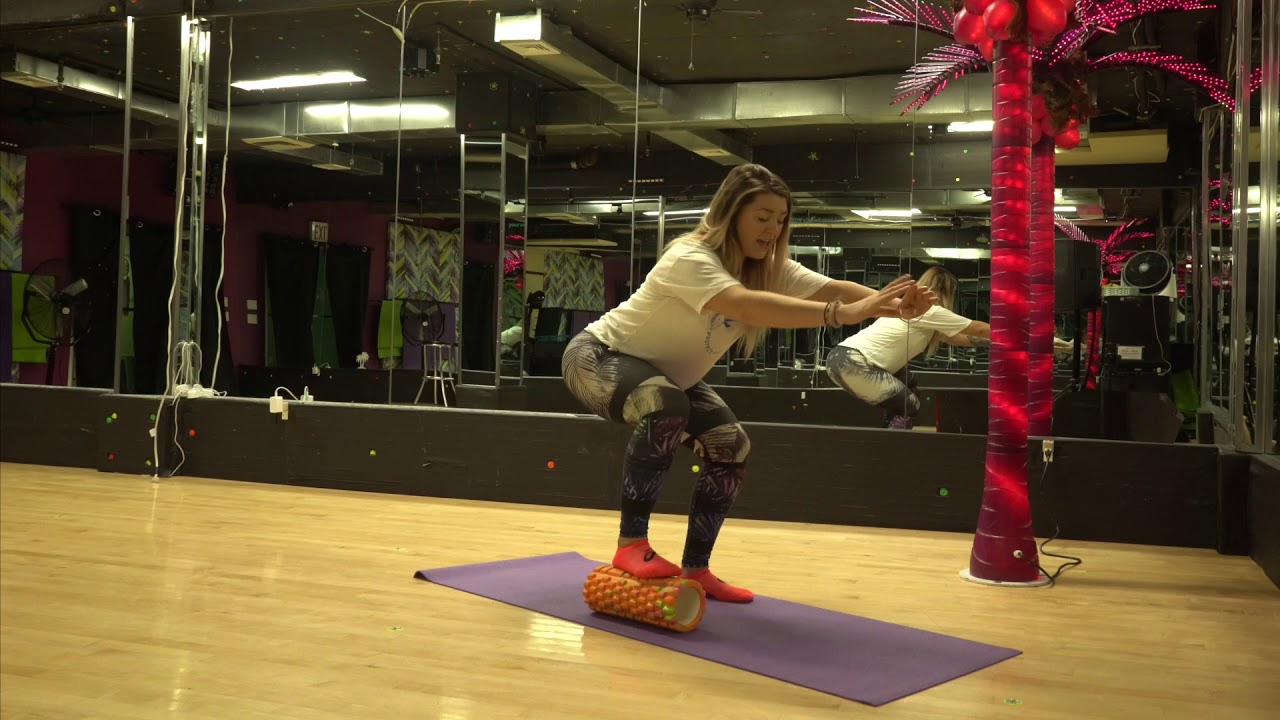 Single leg squat incorporating a foam roller