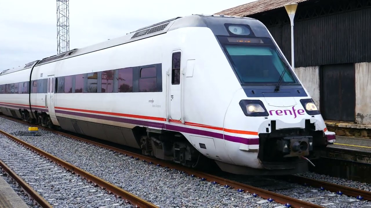Tren Media Distancia de Huelva a Zafra parando en Calañas. 4 de enero de 2026.