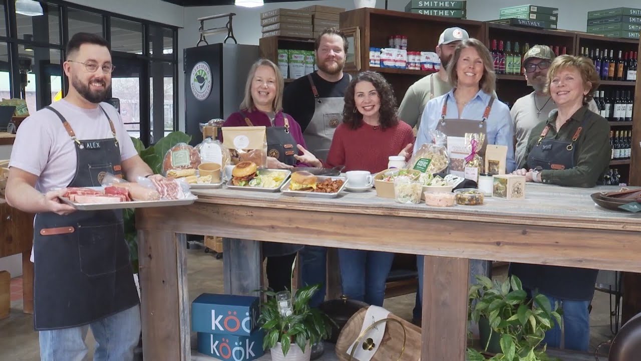 Пообедайте в мясном магазине и на рынке PF Meat Co в Пендлтоне.