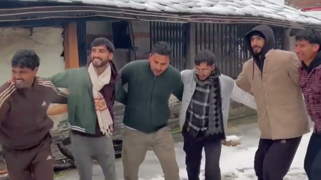 गांव मै साल की पहली बर्फबारी का आनंद लिया।।