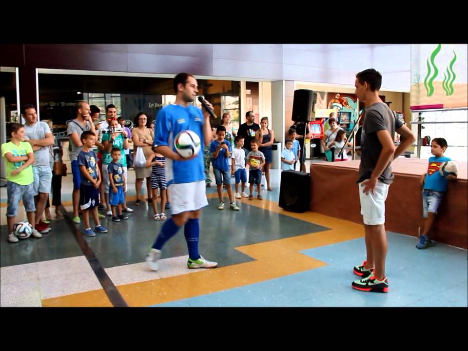 Exhibici&oacute; futbol freestyle Jes&uacute;s G&oacute;mez Club Calipso