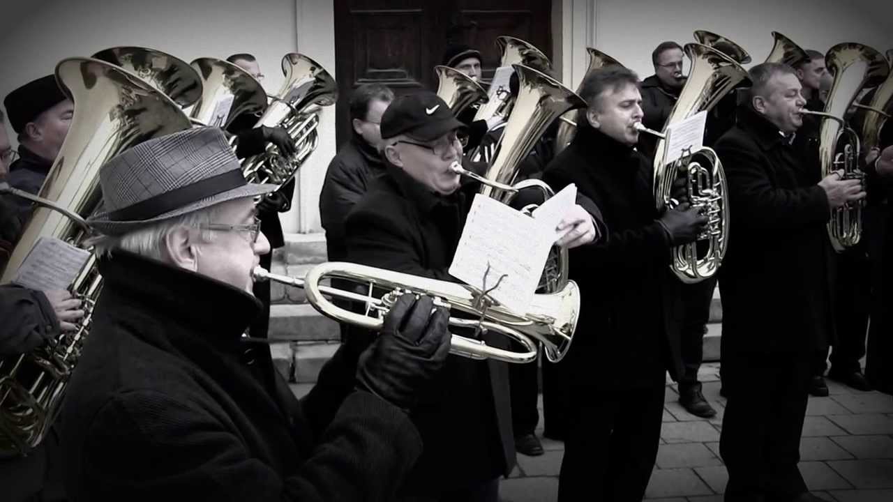 LANŽHOT- Z pohřbu kamaráda, muzikanta, zpěváka, LUDVÍKA PRAJKY: 56 muzikantů zahrálo před kostelem