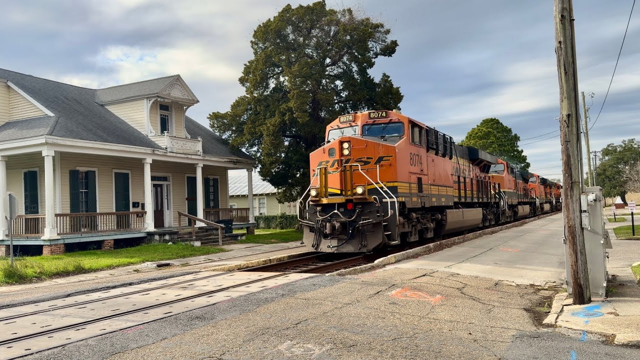 BNSF Freight Train pass before Mardi Gras Parade | Downtown • New Iberia, LA