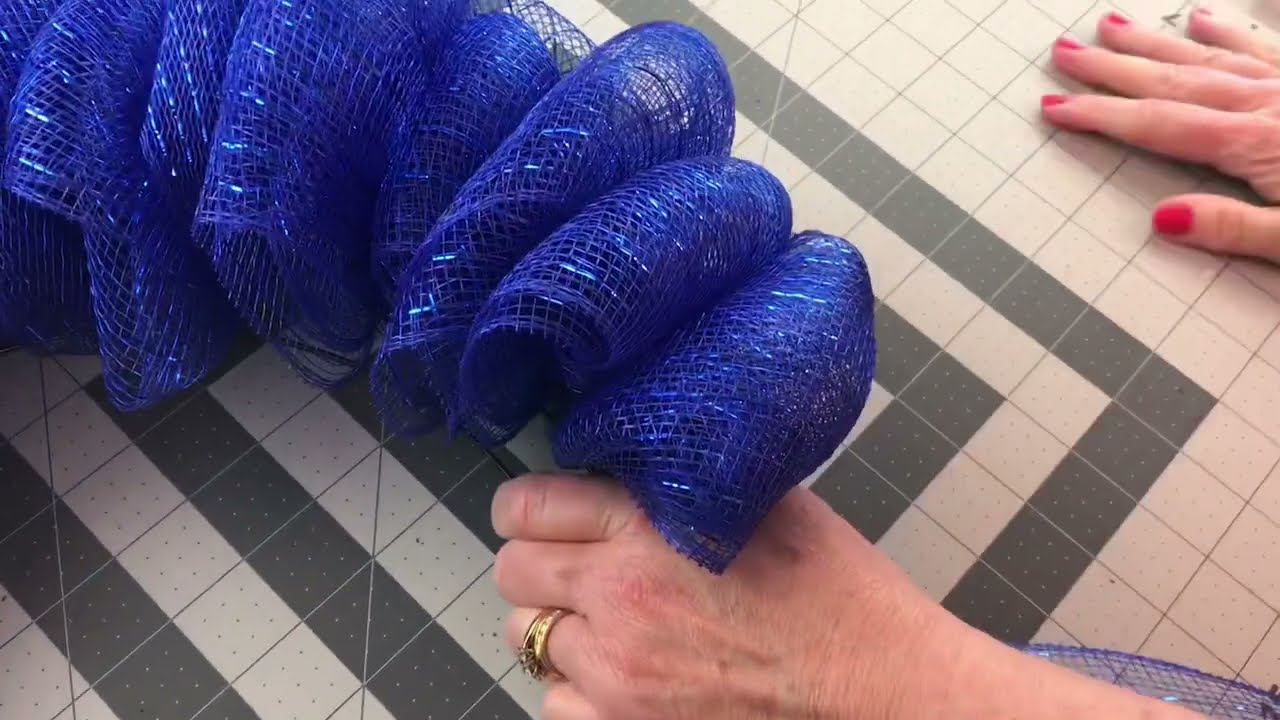 BUBBLE METHOD USING 5.5 INCH DECO MESH WREATH DIY