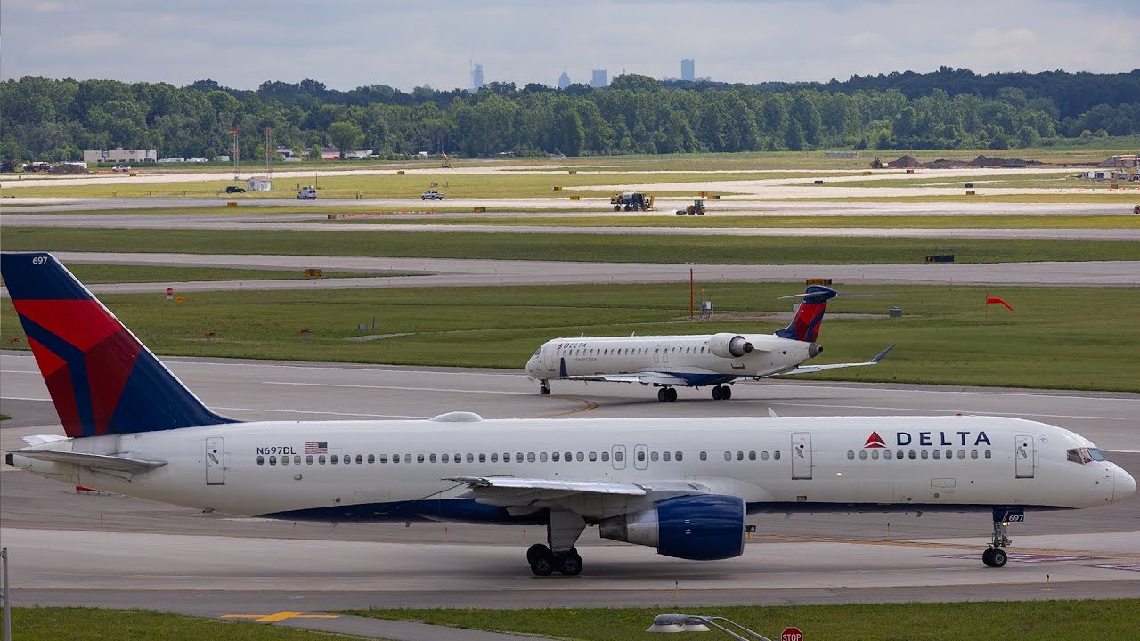 26 Airplane Takeoffs & Landings at Detroit Metro Airport!
