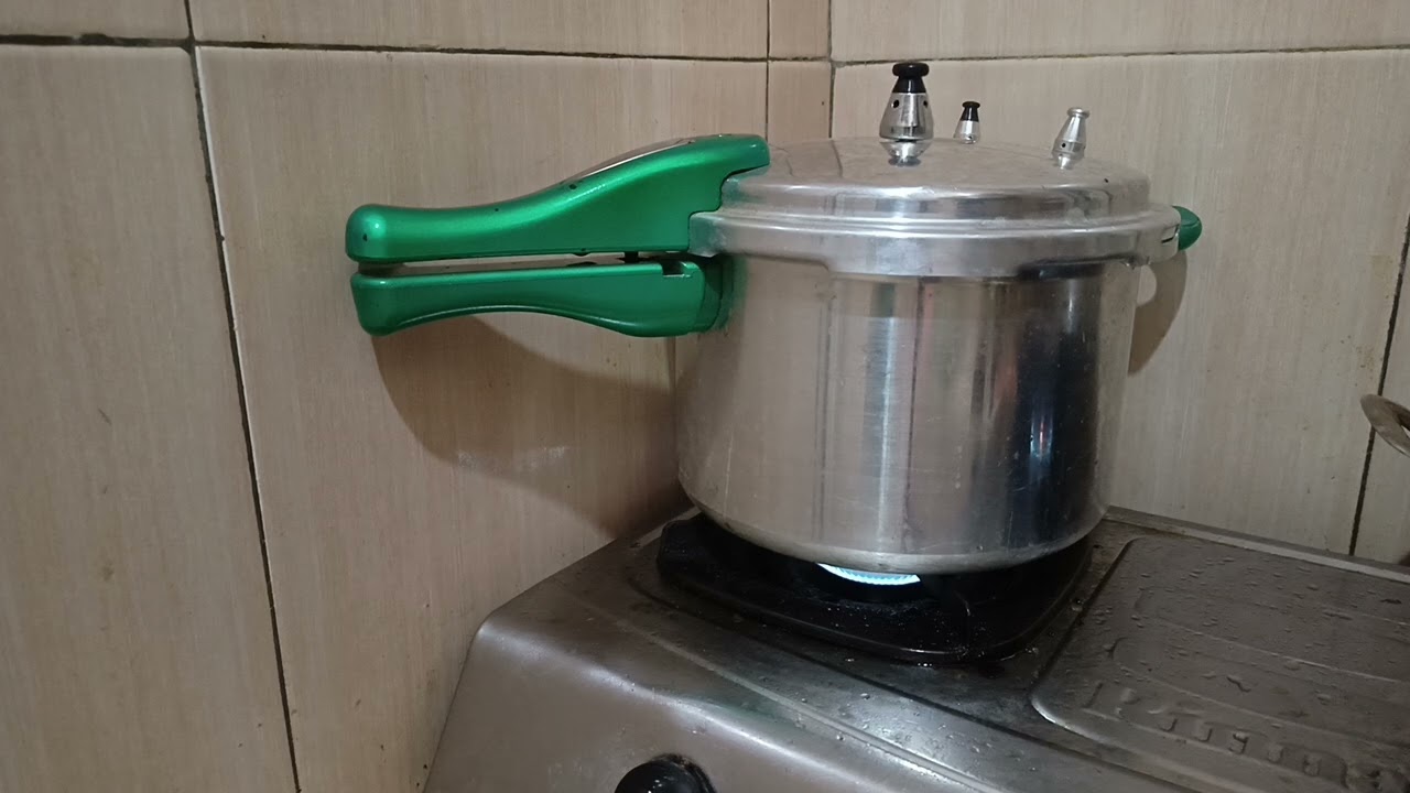 🔥🎧 ASMR Sound of a Pressure Cooker Whistling on the Stove 🍲✨