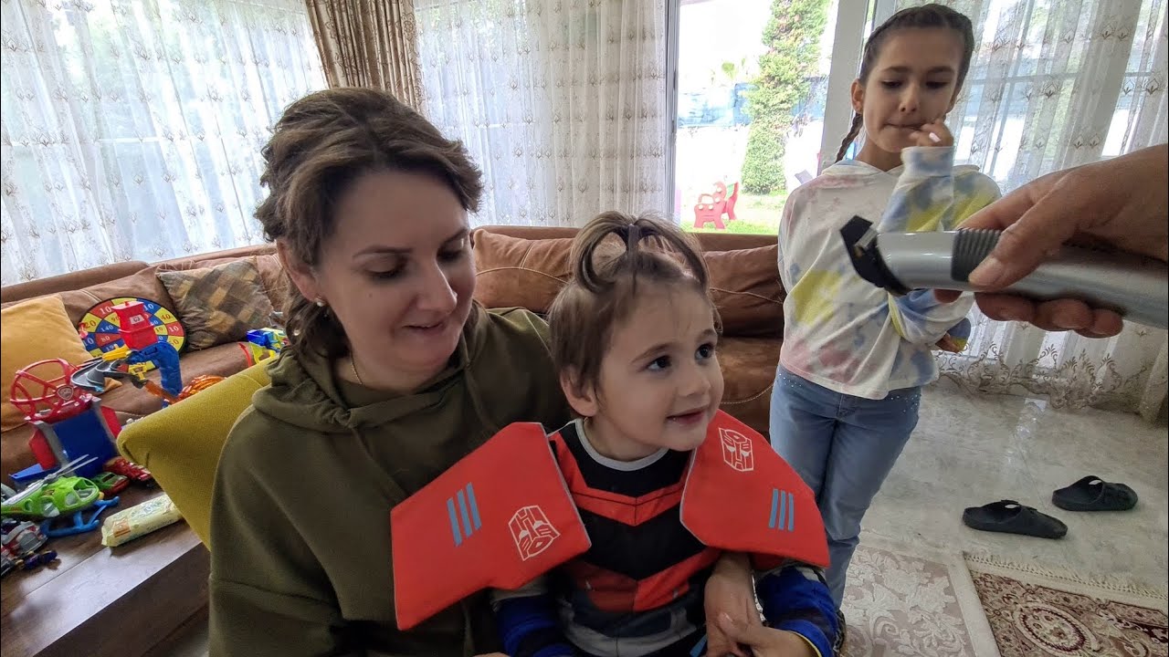 Berkay ın saçlarını kestik. Berkay hiç ağlamadı. Lera Elif çok kızdı