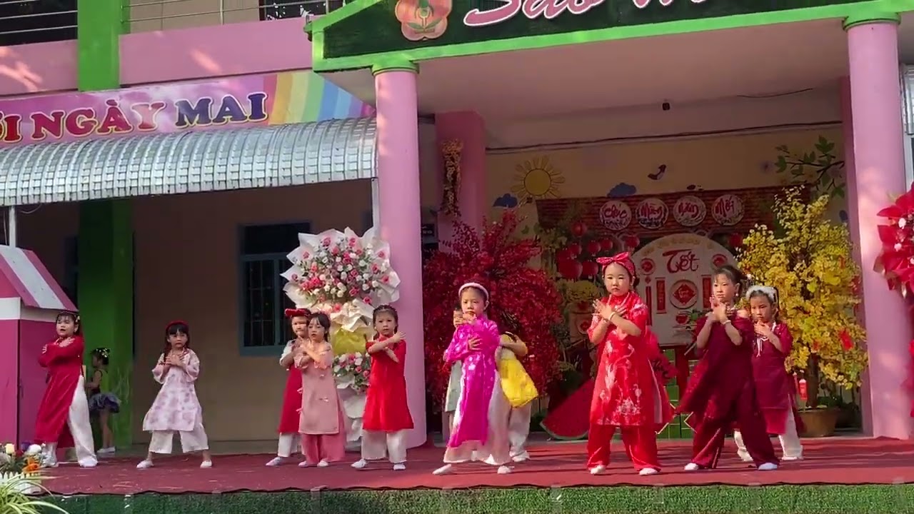 Phương Nghi (áo dài hồng) múa Tết 2026 lớp Lá 3 trường MN Sao Mai
