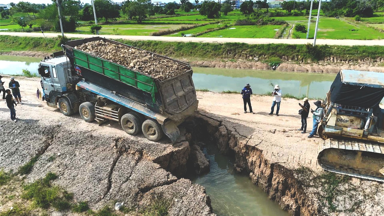 Incredible KOMATSU Dozer at Work! Dump Truck 25T Hauling & Unloading Soil - Small Size Fill The Land