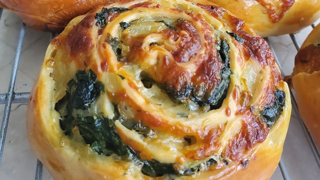 Улитки с шпинатом и сыром. Buns with spinach and cheese.