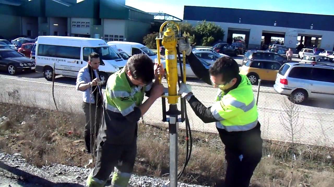 Hydraulikwerkzeuge Atlas Copco Leitplanken Pfahltreiber barrier  LPD RV , Kraftstation LP 13 Asphalt