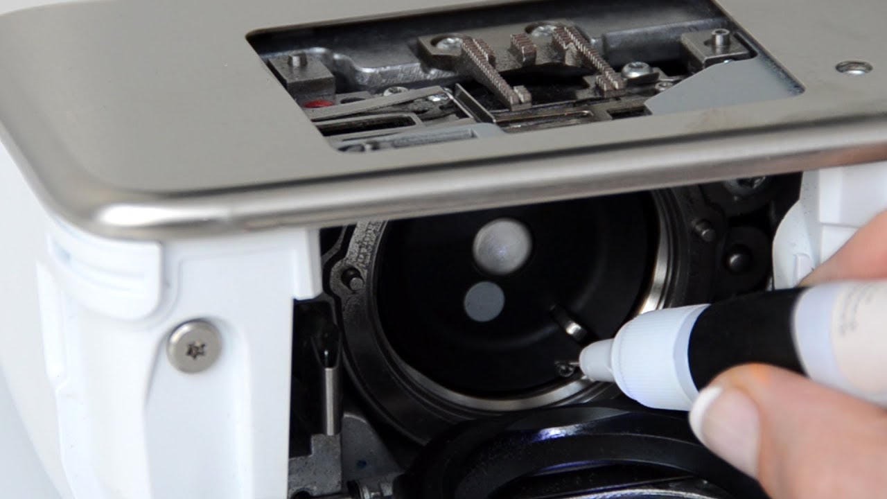 How to oil the BERNINA hook