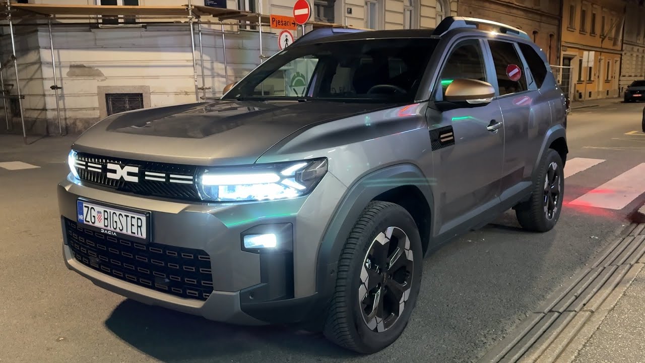 New DACIA BIGSTER 2025  - REVIEW at night (nice LIGHTS & AMBIENT COLORS)