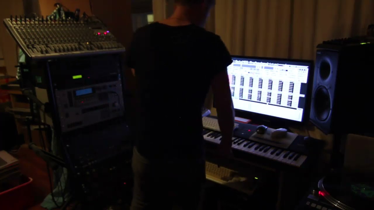 Pete Cannon amiga 1200 8bit and Akai s1100 live mix down off the desk