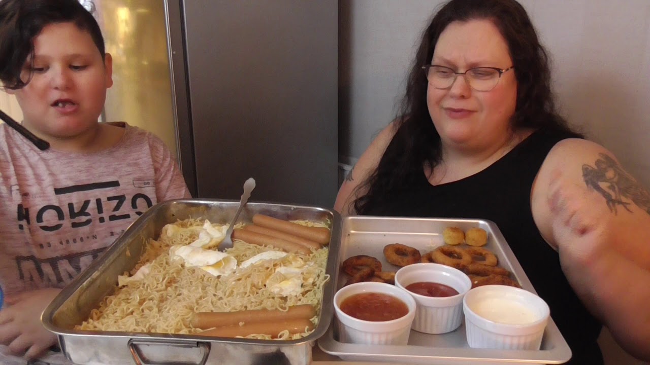 Mukbang - Brunch Nudlar med ost, korv, ägg, lökringar  och chili cheese