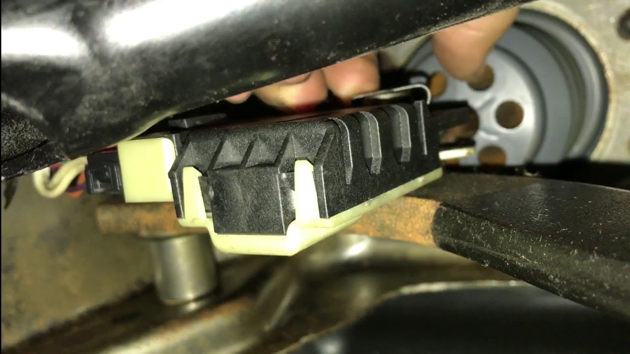 Cómo cambiar el brake light swich en 2003 GMC ENVOY