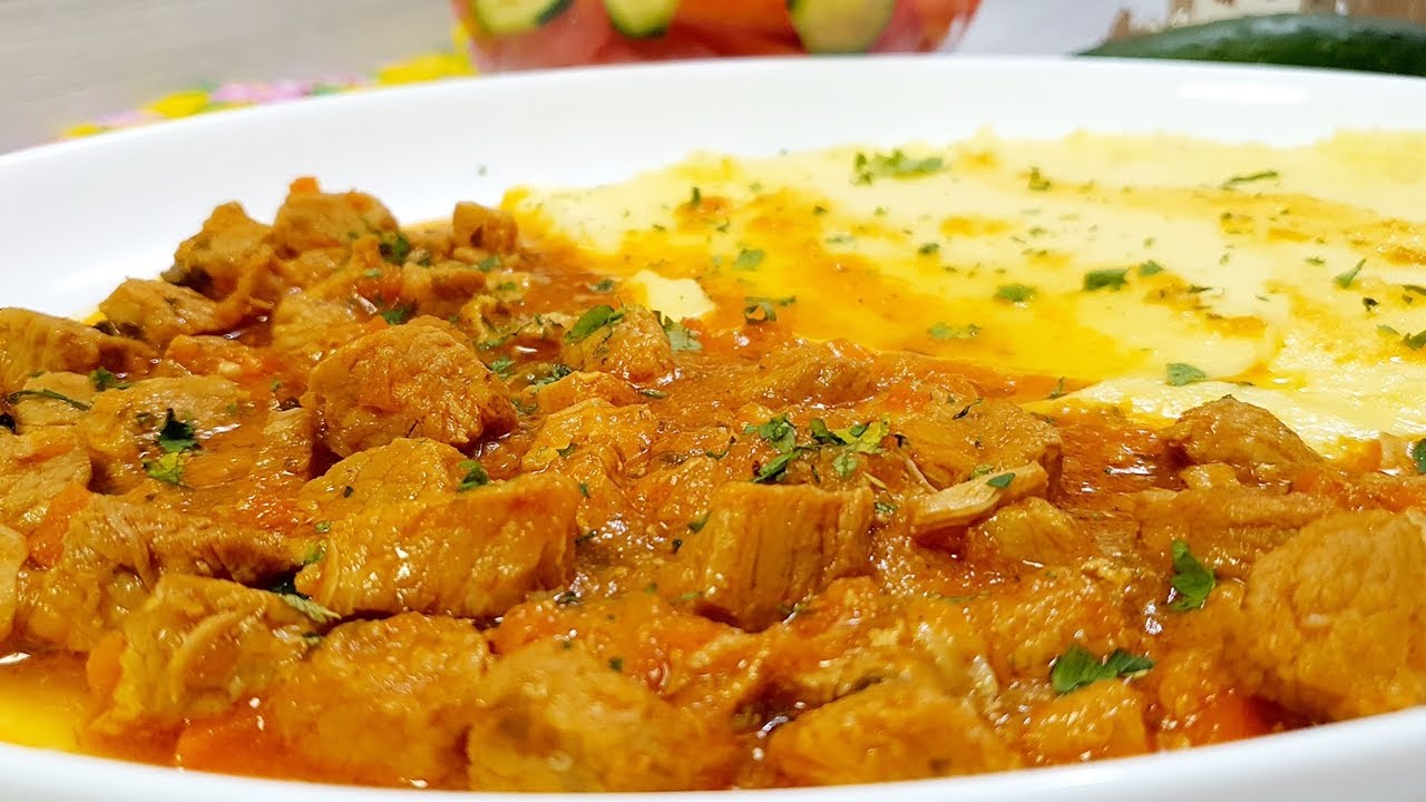 Gulaš sa teletinom ili sitni ćevap. Mekano meso se topi u saftu.