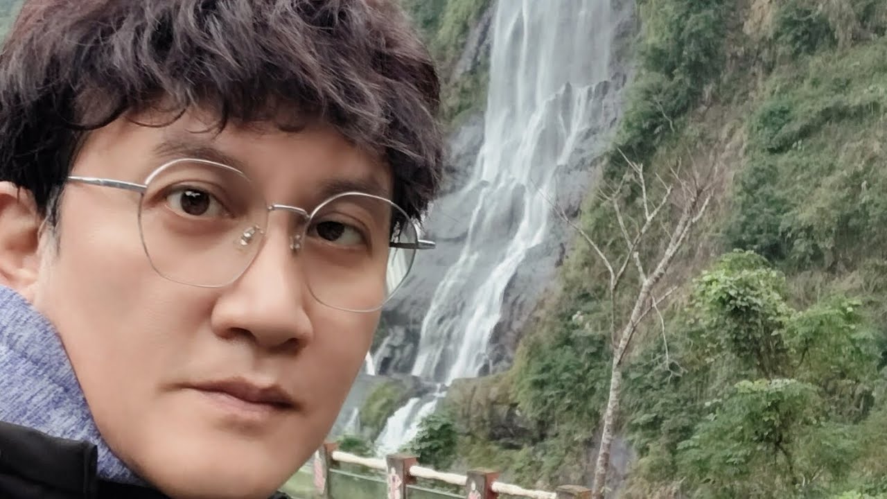 烏來半日遊空氣清新很美的風景坐著小火車看著空中纜車穿過瀑布