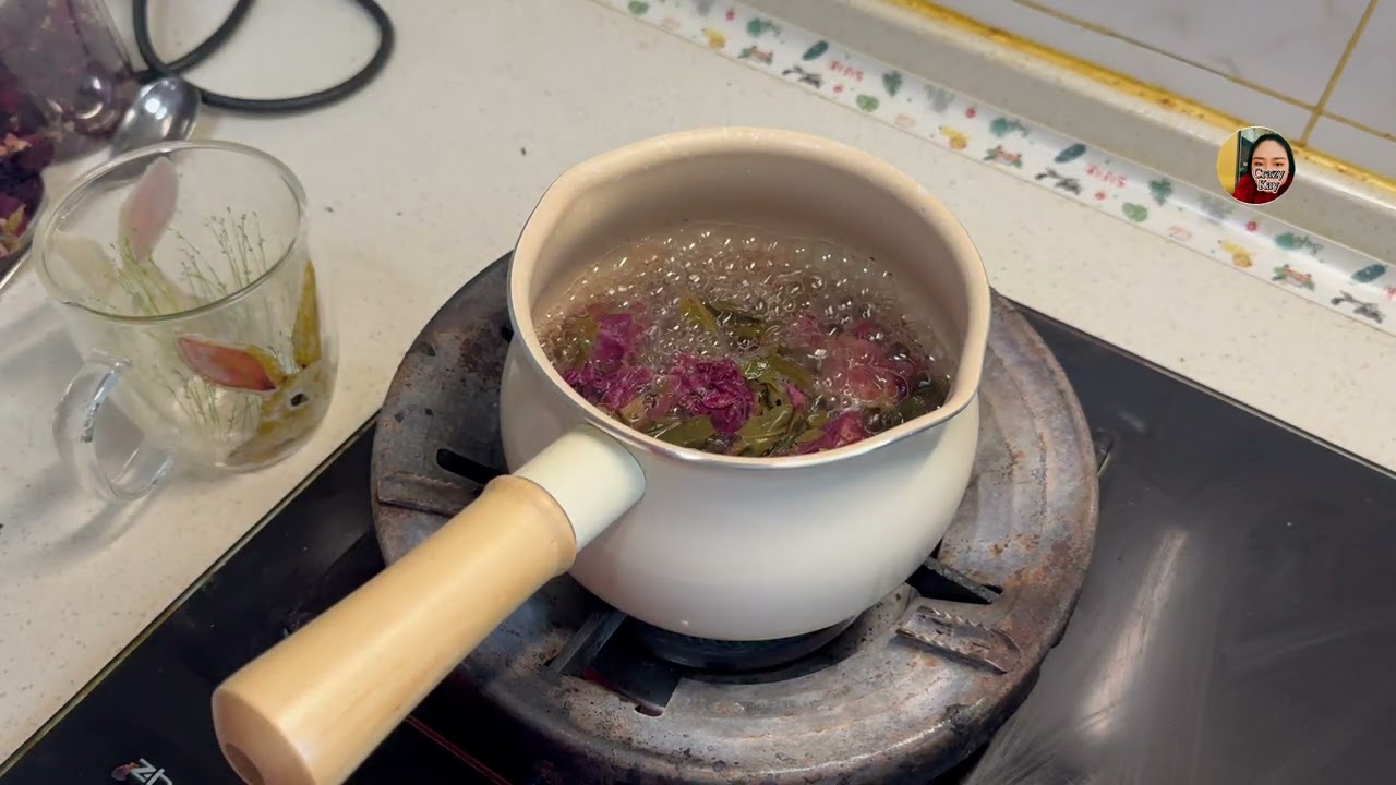 中国云南的罐罐煮奶 玫瑰普洱奶茶，Boiled milk in cans from Yunnan, China Rose Pu'er milk tea