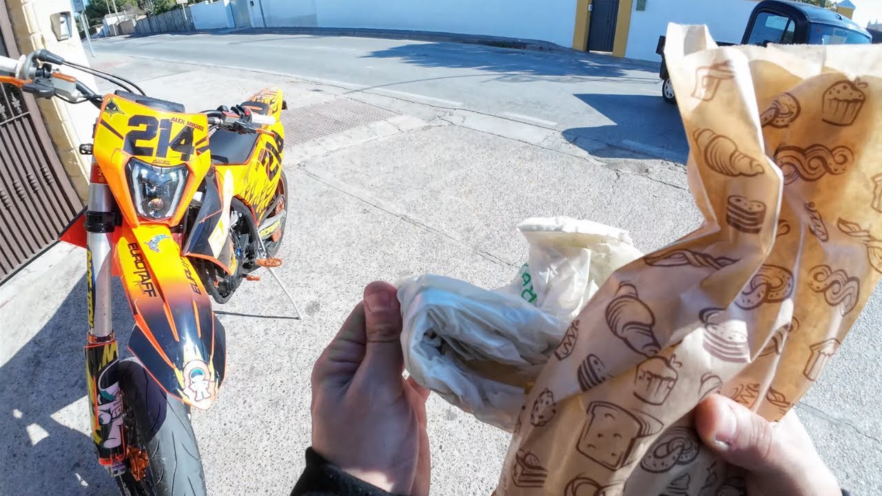 Voy a comprar el pan con mi Supermotard 🥖