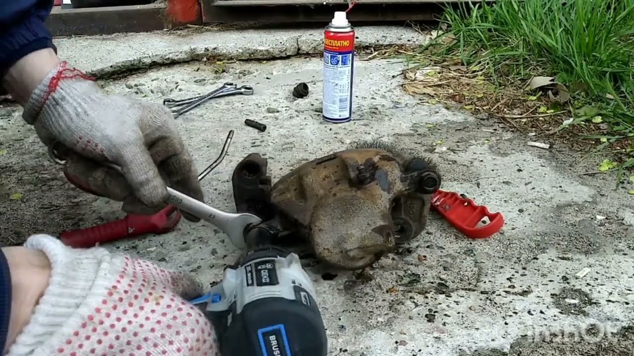 Как извлечь закисший поршень из суппорта. Рабочий способ 100%