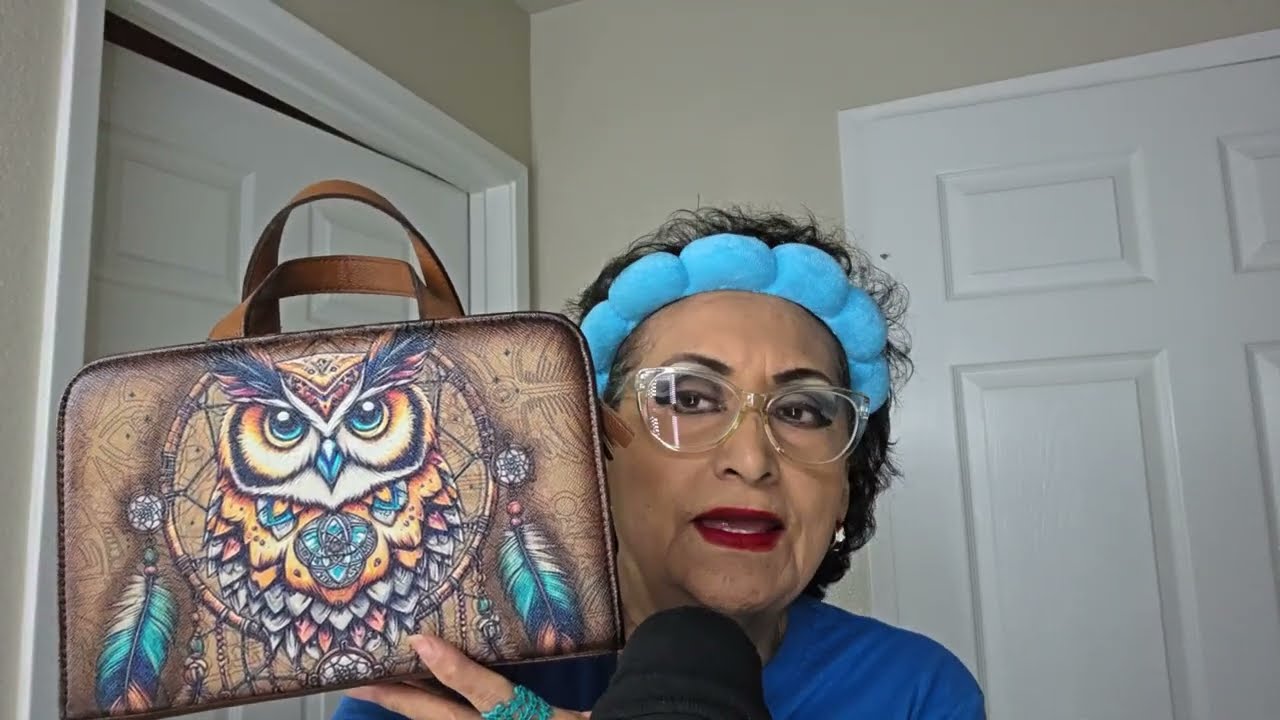 ASMR Enseñando Bolsa , Pollitos y varios Chicles!
