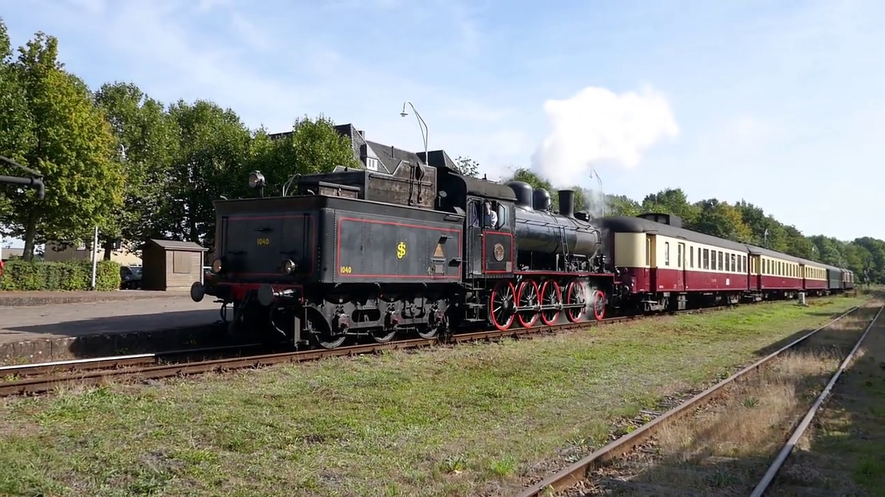 Stoomtrein E2 1040 vertrekt vanaf Simpelveld op de Miljoenenlijn - 15 september 2019