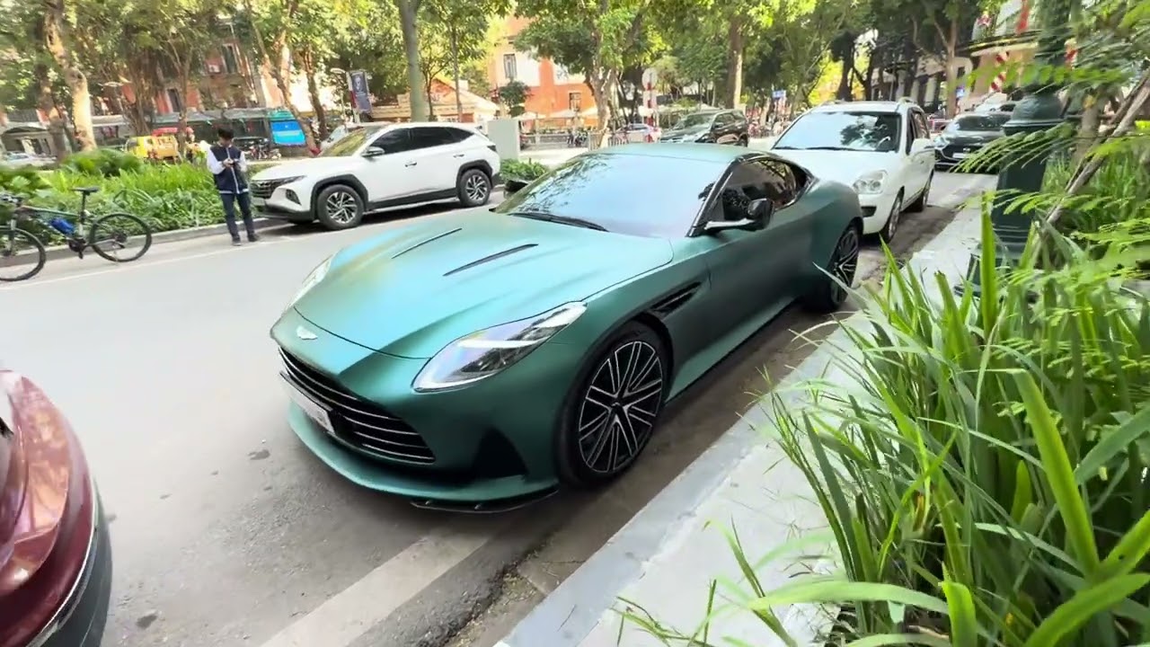 Lâu không đăng clip cho ae xem nhỉ ? Và đây là Aston Martin DB12 độc nhất tại Hà Nội