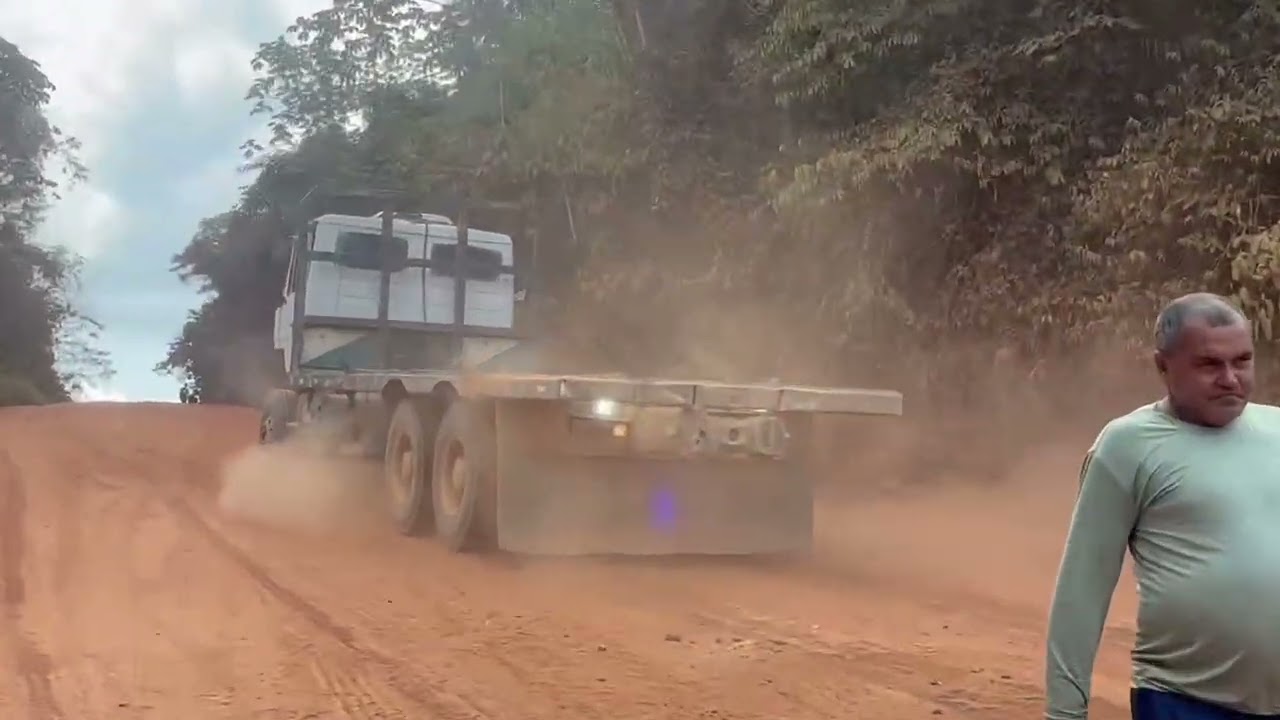 Carreta não dá conta de subir ladeira