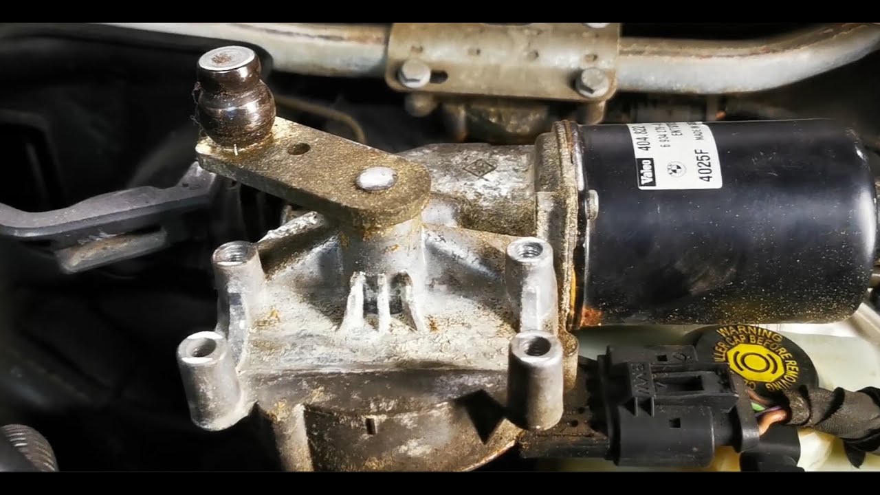 Naprawa i wymiana silniczka mechanizmu wycieraczek BMW E60